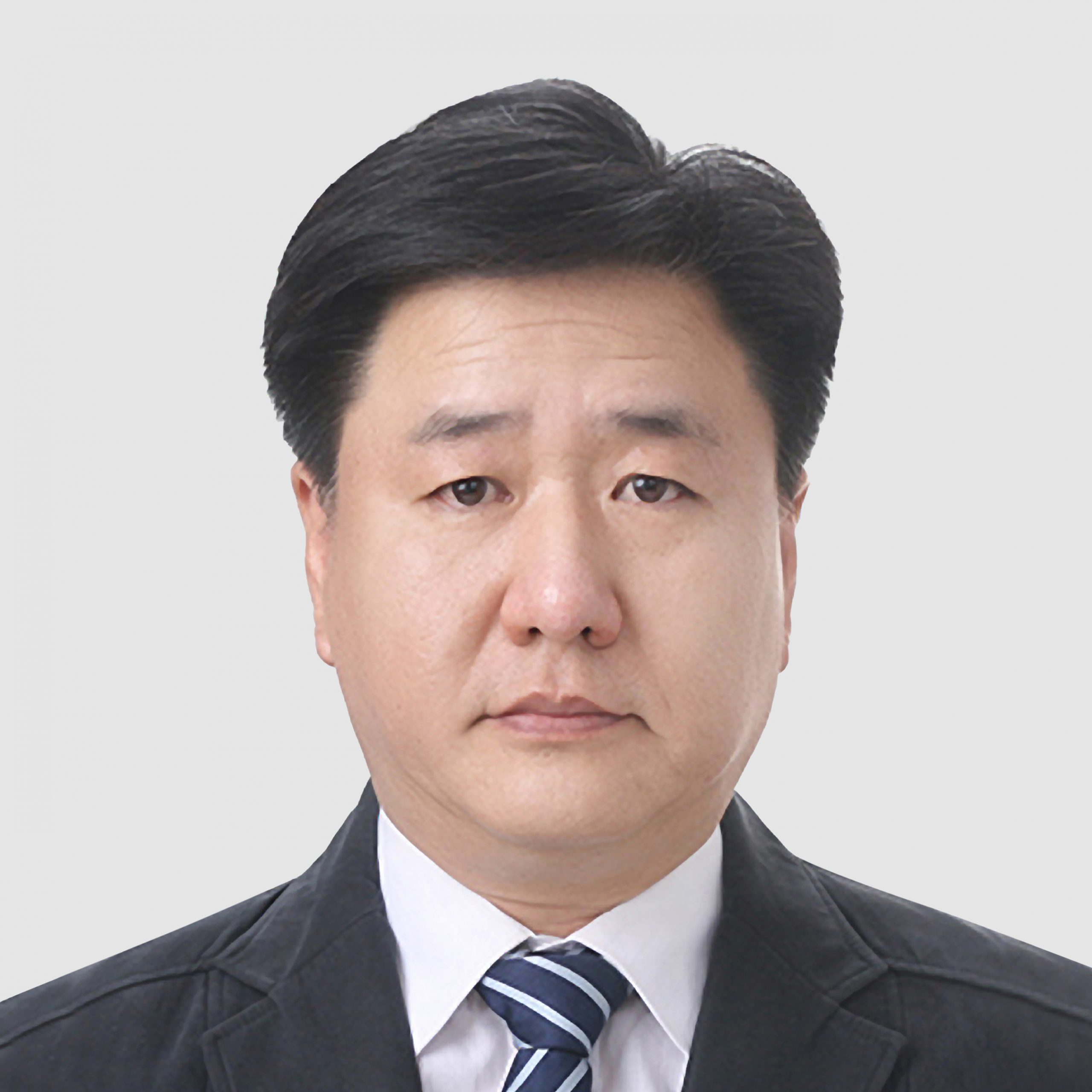 Joonhee (Albert) Lee ist Chief Research and Development Officer bei Essex Solutions. Zuvor war er Präsident des Lackdrahtbetriebs in Asien, wo er sich auf den Automobilsektor, insbesondere auf Antriebsmotoren, konzentrierte. Lee war außerdem Managing Director der Suzhou-Anlage und Executive Director of Technology des Unternehmens. Mit über 25 Jahren Erfahrung in der Entwicklung neuer Technologien hat Lee bedeutende Beiträge zur Automobilindustrie geleistet, insbesondere bei der Verbesserung der Eigenschaften von Lackdrähten für Motoranwendungen und der Optimierung von Emaillierungsprozessen. Er besitzt einen Masterabschluss in industrieller Chemie von der Kyungpook National University in Südkorea. Lees Expertise in Technologieentwicklung und Innovation war entscheidend für das Vorantreiben von Fortschritten bei Lackdrahtanwendungen, insbesondere im sich verändernden Automobilsektor.