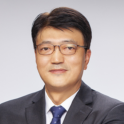 Daniel Choi wurde im März 2022 zum President und Chief Executive Officer von Superior Essex ernannt. Vor seiner Tätigkeit für das Unternehmen war Choi Regional President für Nord- und Südamerika bei LS Cable & System, wo er für Produktvertrieb und -strategie sowie für das Stromkabelgeschäft des Unternehmens zuständig war. Choi begann 1999 seine Karriere als Manager der Electronic Component Development Group im R&D Center und arbeitete seitdem entweder bei Superior Essex oder bei der Muttergesellschaft LS Cable & System. Choi erhielt seinen Bachelor of Science-Abschluss in Materialwissenschaft und -technik an der Pohang (Korea) University of Science and Technology. Er führte sein Studium fort und schloss zunächst mit einem Master, anschließend mit einem Doktortitel in Materialwissenschaft und Technik an der koreanischen Seoul National University ab. Anschließend erwarb er an der Helsinki (Finnland) School of Economics einen MBA.